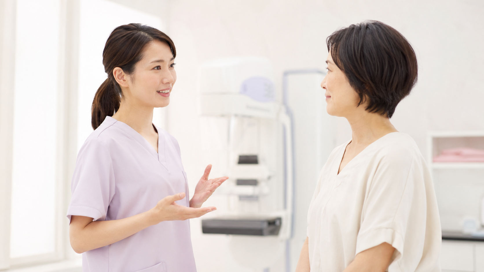 乳がん検診の結果で高濃度乳房かどうかが本人に通知される方向へ、厚生労働省が方針を転換したことを示す図
